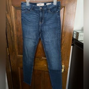 Hollister Dark high Rise Super Skinny Jean (9L)